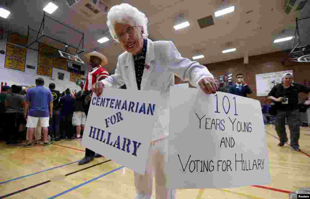 Perempuan lansia AS, Jerry Emmett membawa poster untuk mendukung kandidat Capres AS Hillary Clinton pada kampanye di Phoenix, Arizona.