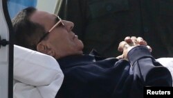 Bivši egipatski predsednik Hosni Mubarak na bolničkom krevetu tokom transporta iz bolnice u sudnicu