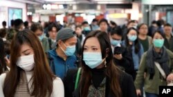 香港一地鐵站裡的乘客多戴上口罩以防止感染武漢肺炎。（2020年1月22日） 