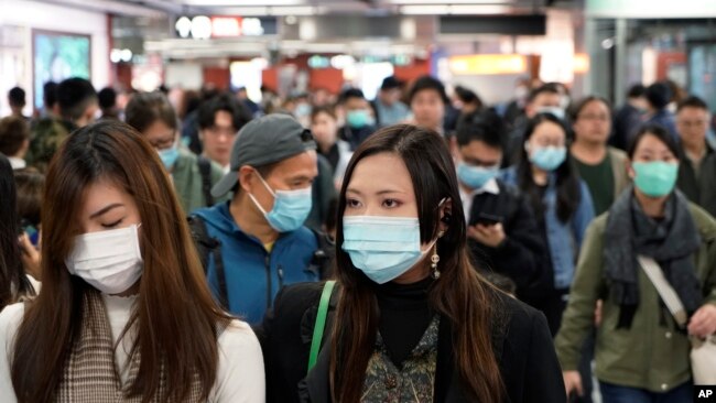 香港一地铁站里的乘客多戴上口罩以防止感染武汉肺炎。(2020年1月22日)