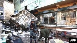 Поліцейський охороняє місце терористичного вибуху в Кабулі