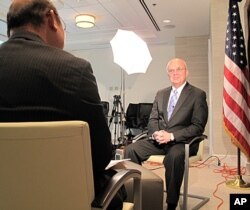 VOA 기자와 인터뷰하는 마이클 헤이든 전 미국 중앙정보국(CIA) 국장 (오른쪽).
