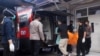 Polisi dan petugas rumah sakit memuat kantong mayat korban ke ambulans untuk dibawa ke rumah sakit polisi di Tangerang pada 8 September 2021, setelah kebakaran penjara terjadi dan menewaskan 41 narapidana. (Foto: AFP/Fajrin Rahardjo)