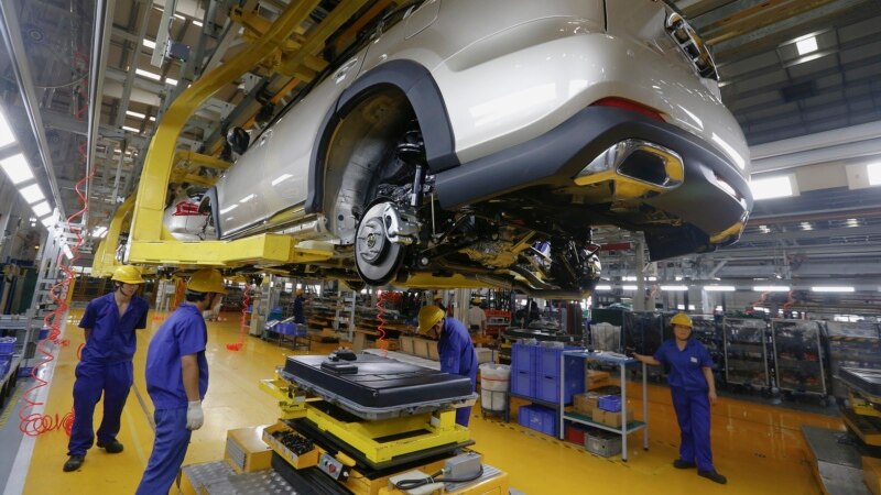 Small Chinese EV Makers Gain on Big Carmakers