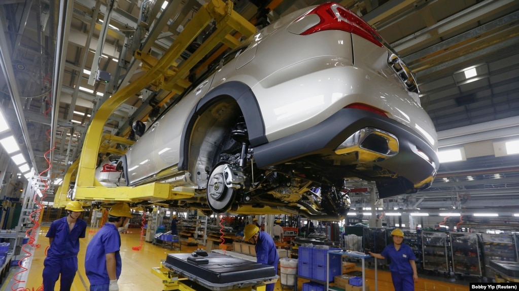 Baterai akan dipasang pada mobil listrik di jalur perakitan BYD di Shenzhen, China, 25 Mei 2016. (Foto: REUTERS/Bobby Yip)