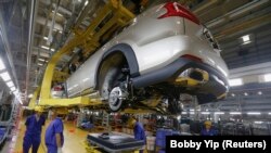 Baterai akan dipasang pada mobil listrik di jalur perakitan BYD di Shenzhen, China, 25 Mei 2016. (Foto: REUTERS/Bobby Yip)