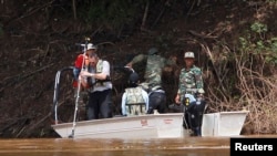 Tim dari badan penyelidik kecelakaan udara Perancis dan militer Thailand mempergunakan peralatan sonar pada Sabtu (19/10) untuk memindai sungai di Pakse, Laos. (Reuters/Chaiwat Subprasom)