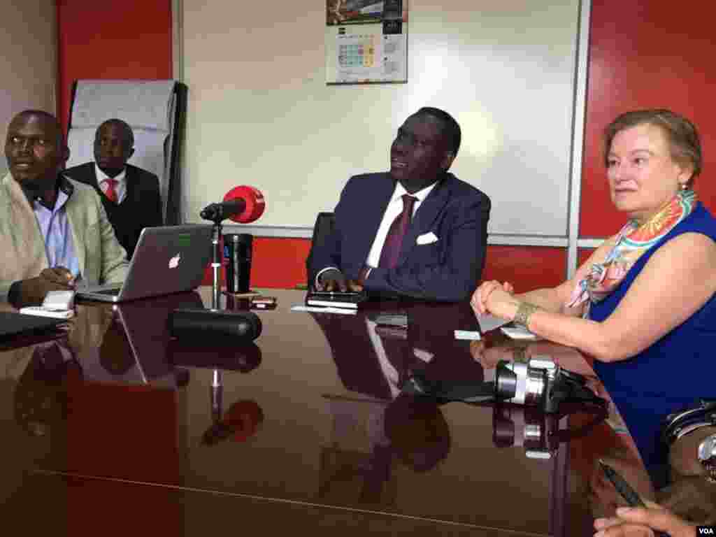 VOA Director Amanda Bennett in talks with Uganda's NBS Television CEO, Kin Karisa in Kampala.