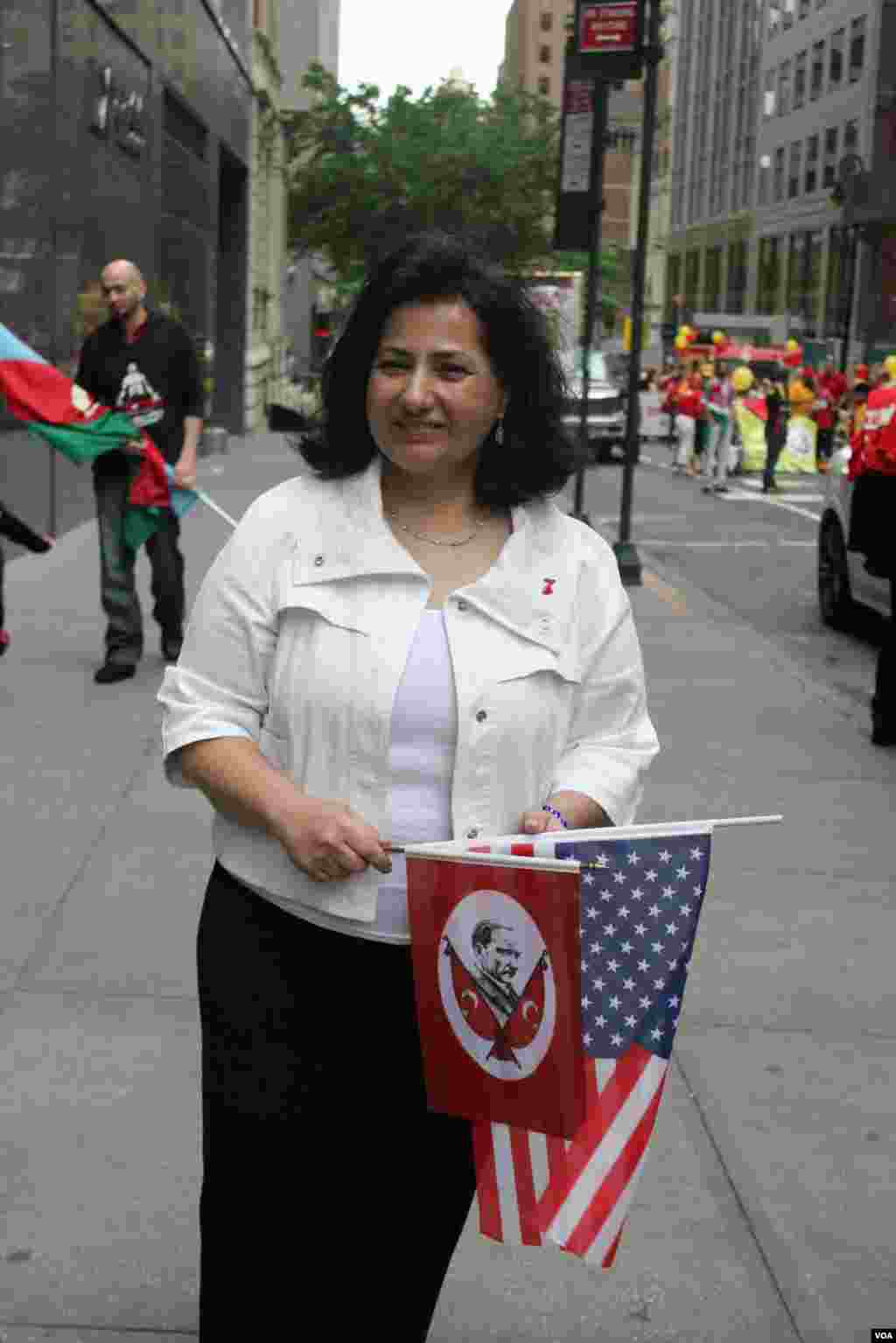 Amerika Azərbaycan Cəmiyyətinin prezidenti Tomris Azeri Nyu-Yorkda 32-ci Türk Yürüşündə