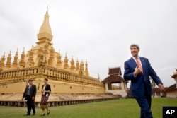 U.S. Secretary of State John Kerry, right, tours Pha Tha Luang with Phouvieng Phothisane, acting director of the Vientiane Museums, far left, and Tata Keovilay, with the U.S. Embassy, in Vientiane, Laos, Jan. 25, 2016.