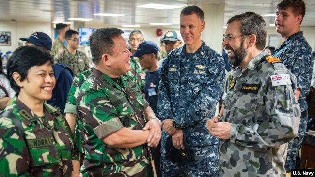澳大利亚、印尼和美国军人2016年8月20日在一起讨论安全合作 （美国海军照片） 