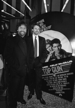 Don Simpson (kiri) dan Jerry Bruckheimer (kanan) Produser Eksekutif film, "Top Gun" berdiri di luar Cinema 1 Theater di San Diego, California, dalam pemutaran perdana film tersebut, 15 Mei 1986 . (Foto AP / Ken Levine)