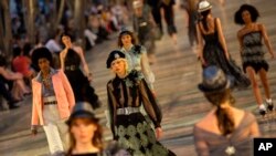 El desfile de modas se realizó en el Paseo del Prado cuyo acceso estuvo restringido para el público en general en la isla.