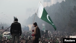 Ủng hộ viên của giáo sĩ Qadri phất cờ tại Islamabad trong ngày thứ ba của cuộc biểu tình.