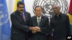 Hace dos días las cosas parecían haber mejorado entre Venezuela y Guyana, con el apoyo del secretario general de la ONU, Ban Ki-moon (centro).