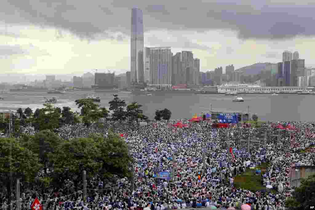 Hong-Konq - Çin tərəfdarları nümayiş edir &nbsp;