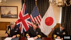 美国、日本和英国海军最高官员2016年10月20日聚首五角大楼 （美国国防部照片）