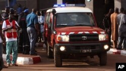 ARCHIVES - Une ambulance devant un hôtel, après une attaque menée par des hommes armés à Bamako, au Mali, vendredi 20 novembre 2015.