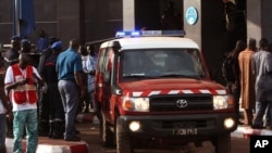 Para petugas dan sebuah mobil ambulans tampak di luar hotel Radisson Blu di Bamako, pasca serangan beberapa pria bersenjata, Jumat (20/11).