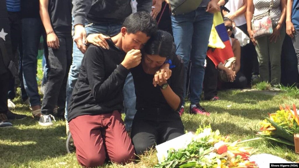 Familiares lloran en entierro de sus seres queridos tras la masacre de &quot;El Junquito en Venezuela&quot;. Acusan al gobierno de Nicolás Maduro de &quot;asesinar a hombres valientes&quot; que alzaron su voz en contra de lo que llaman &quot;régimen&quot;.