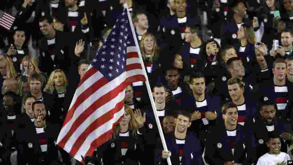Le nageur Michael Phelps porte le drapeau des États-Unis lors de la cérémonie d&#39;ouverture des Jeux Olympiques, le 5 août 2016.