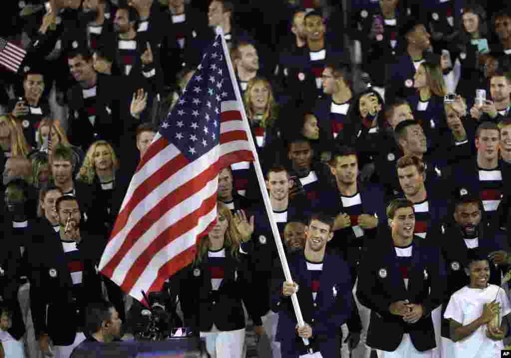  Michael Phelps était le porte-drapeau des États-Unis lors de la cérémonie d'ouverture des Jeux olympiques le 5 août 2016.