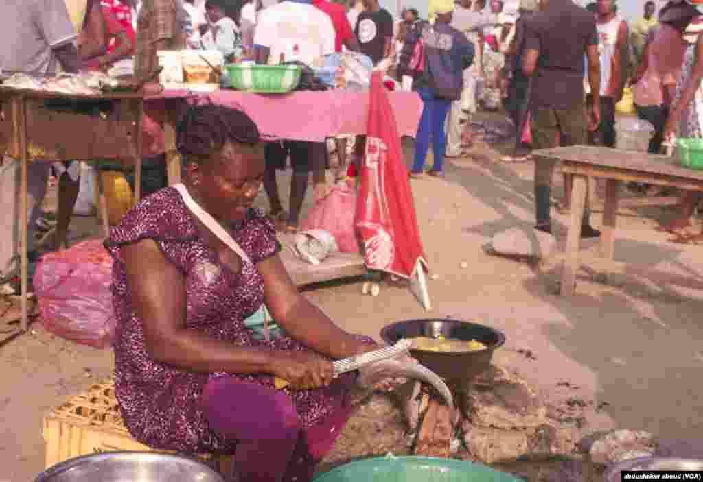 Rose atayarisha samaki kuuza asubuhi kwnye soko kuu la samaki la Bata, Equatorial Guinea
