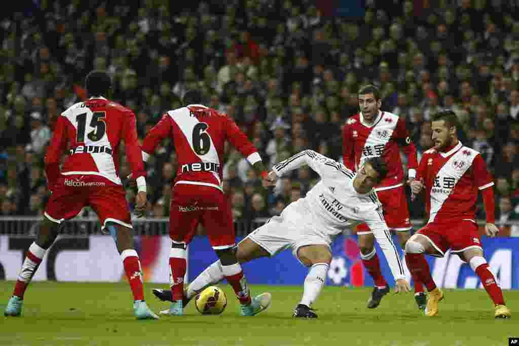 Cristiano Ronaldo du Real Madrid, au centre, en action lors d&#39;un match de football de la Liga&nbsp;espagnole entre le Rayo Vallecano et le Real Madrid au stade Santiago Bernabeu à Madrid, Espagne, le samedi 8 novembre 2014.