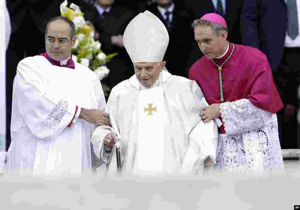 El papa emérito Benedicto XVI llega a la ceremonia.