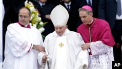 Paus Emeritus Benediktus ke-16 (tengah) dinyatakan sebagai orang suci dalam sebuah upacara di Lapangan Santo Petrus.