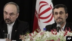 Presiden Iran Mahmoud Ahmadinejad (kanan) didampingi oleh Dubes Iran untuk PBB, Mohammad Khazaei dalam Sidang Majelis Umum PBB di New York (26/9). 