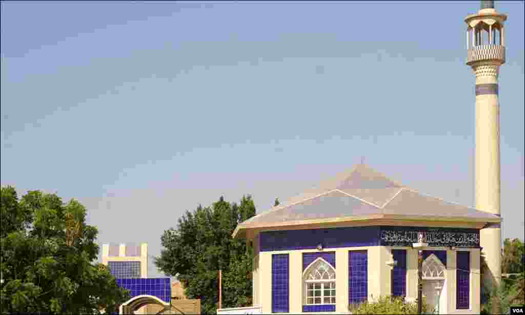 قبرستان میں موجود مسجد اور وضو خانہ جہاں مجالس بھی منعقد ہوتی ہیں