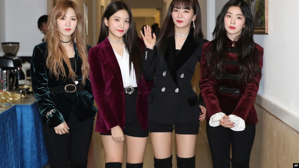 Nhóm nhạc "Red Velvet" sau buổi trình diễn ở Bình Nhưỡng hôm 1/4.