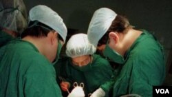 Para ahli bedah Vietnam sedang menjalankan operasi kanker paru-paru di Institut Tuberkulosis dan Penyakit Paru, Hanoi (Foto: dok).