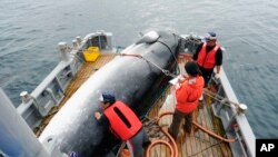 En esta foto de septiembre de 2013, se descarga una ballena minke en un puerto después de una caza de ballenas con fines científicos en Kushiro, en la isla principal más al norte de Hokkaido.