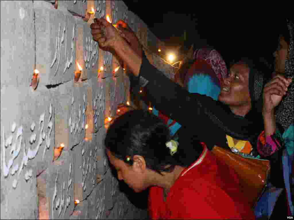 سانحہ بلدیہ میں جاں بحق ہونےوالے افراد کے اہلخانہ اپنے پیاروں کی یاد میں شمعیں روشن کررہے ہیں