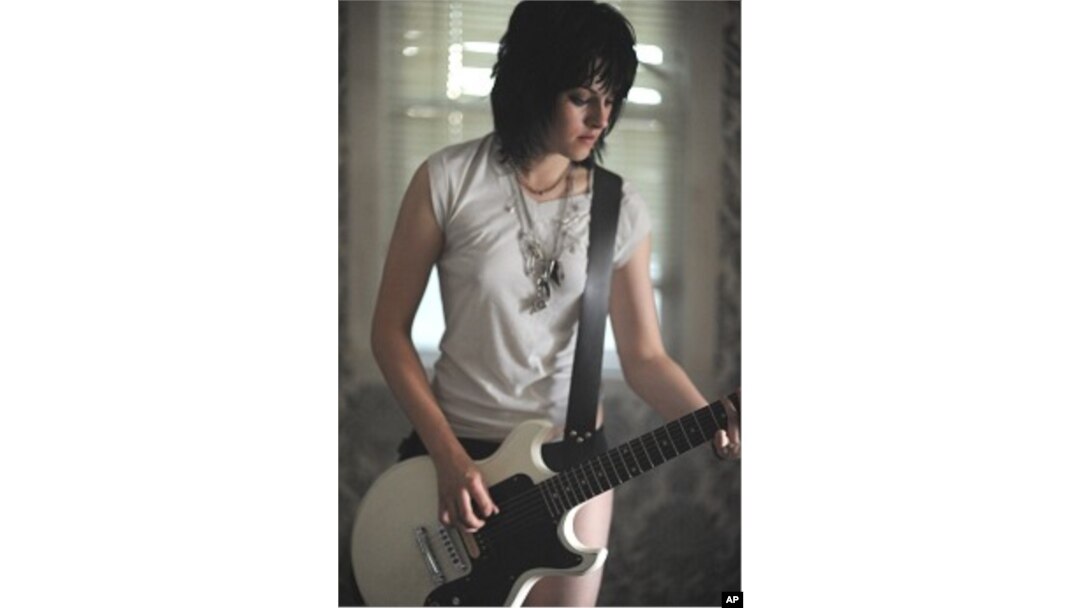 Kristan Stewart stars as Joan Jett in "The Runaways"