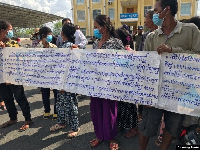 Residents in Samroang Thbong community near Boeung Tamouk in Phreak Phnov district, gather in front of city hall to appeal their eviction, in Phnom Penh, Cambodia, June 22, 2020. (Courtesy photo of NGO Sahmakum Teang Tnaut)