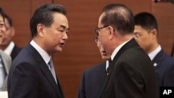중국의 왕이 외교부장과 북한의 리수용 외무상이 10일 ARF에서 회동했다