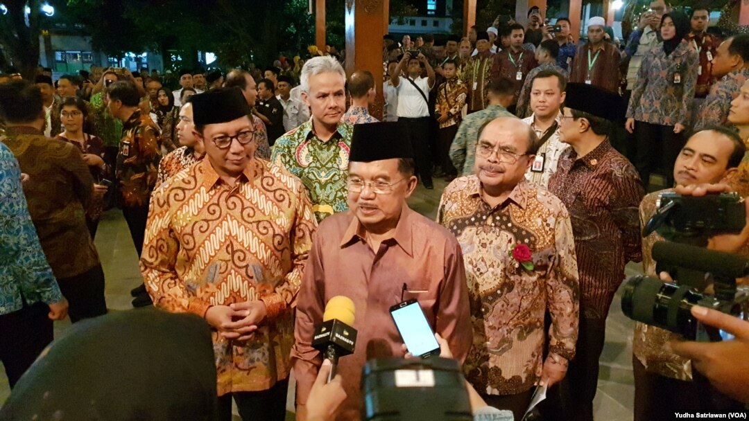 Wapres Jusuf Kalla didampingi Menteri Agama dan ketua Baznas menjawab pertanyaan wartawan usai menghadiri Rakor Baznas di Solo, Senin malam (4/3) (foto: VOA/Yudha Satriawan)