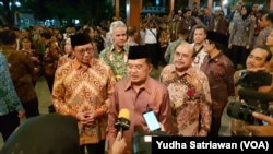 Wapres Jusuf Kalla didampingi Menteri Agama dan ketua Baznas menjawab pertanyaan wartawan usai menghadiri Rakor Baznas di Solo, Senin malam (4/3) (foto: VOA/Yudha Satriawan)