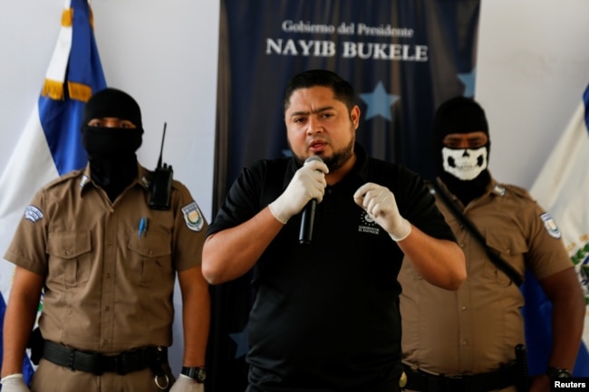 El viceministro de Seguridad de El Salvador, Osiris Luna Meza, durante una conferencia de prensa en Izalco El Salvador.