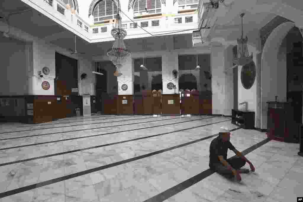در این مسجد در روز جمعه در جاکارتا اندونزی، تنها یک مرد مشغول دعا است.