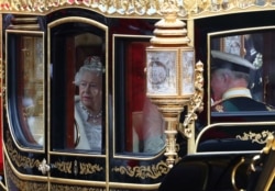Ratu Elizabeth dari Inggris mengendarai kereta saat dia kembali ke Istana Buckingham setelah menyampaikan Pembukaan Parlemen di London, Inggris pada 14 Oktober 2019. (Foto: REUTERS/Simon Dawson)