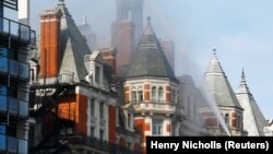 Bombeiros combatem chamas que destroem o hotel Mandarin Oriental em Knightsbridge, em Londres