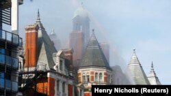 Bombeiros combatem chamas que destroem o hotel Mandarin Oriental em Knightsbridge, em Londres