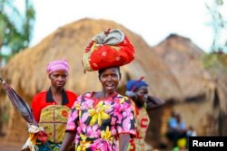 Para perempuan dari Bunia di bagian timur Republik Demokratik Kongo di kamp pengungsian Kyangwali, di distrik Hoima, di barat Uganda, 25 Maret 2014.