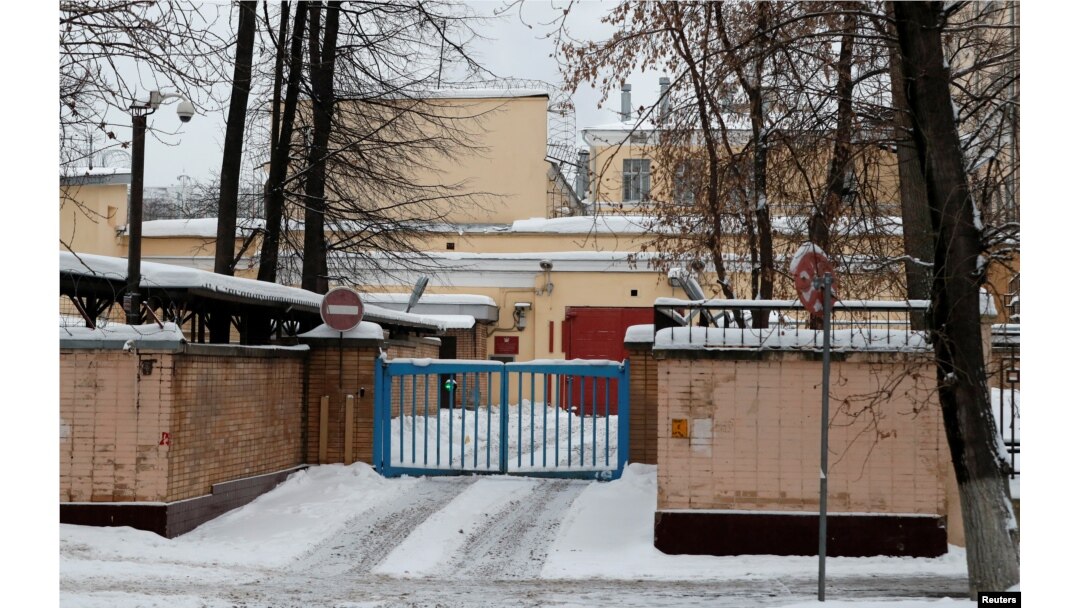 Pol Vilan ushlab turilgan Lefortovo qamoqxonasi darvozasi