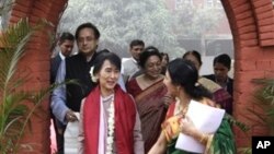 အိႏိၵယႏိုင္ငံ Lady Shri Ram ေကာလိပ္ကို ျမန္မာ့ ဒီမိုကေရစီေခါင္းေဆာင္ ေဒၚေအာင္ဆန္းစုၾကည္ သြားေရာက္ လည္ပတ္စဥ္။ (ႏို၀င္ဘာလ ၁၆ ရက္၊ ၂၀၁၂)။
