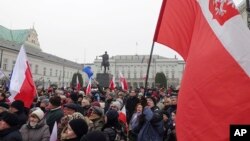 Demonstrasi anti-pemerintah turun ke jalan di Warsawa, Polandia Sabtu (17/12), yang dipicu oleh RUU yang membatasi media.